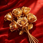 Arranjo de Rosas Douradas Artificiais