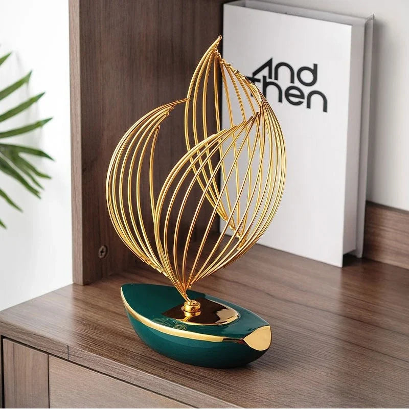 Escultura Decorativa Minimalista em Metal e Cerâmica