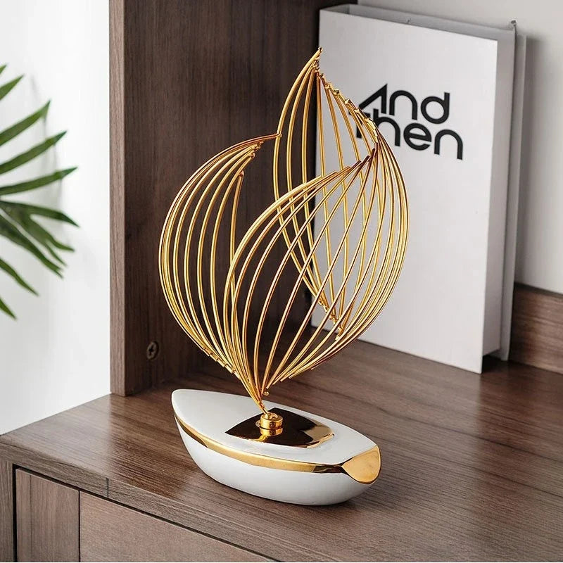 Escultura Decorativa Minimalista em Metal e Cerâmica