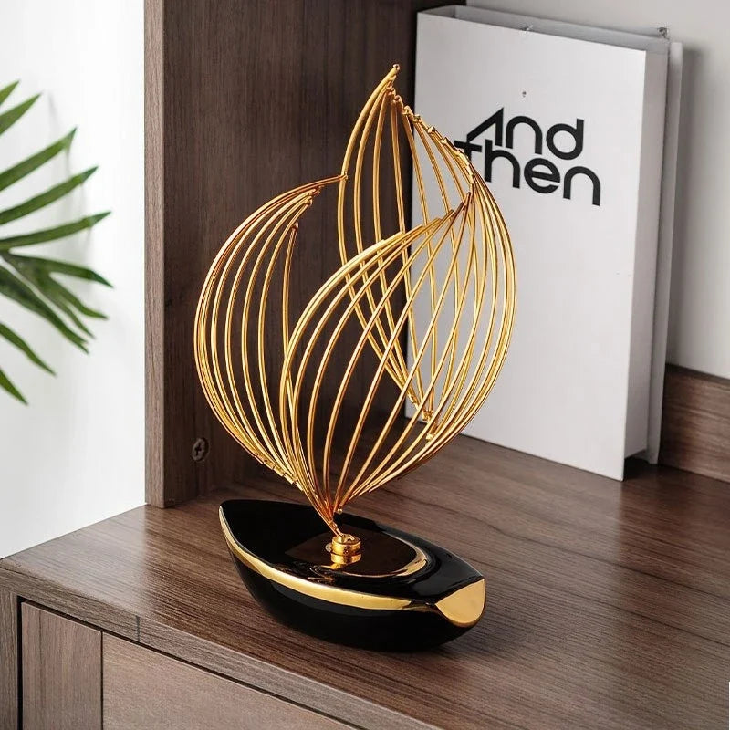 Escultura Decorativa Minimalista em Metal e Cerâmica