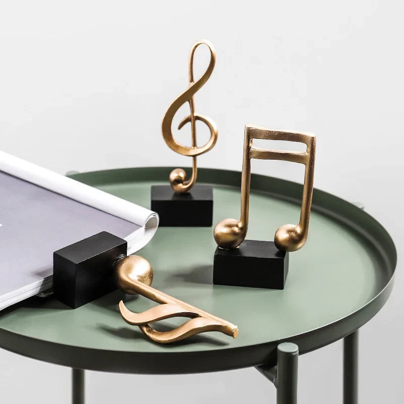 Estatuetas Decorativas de Notas Musicais em Resina Dourada