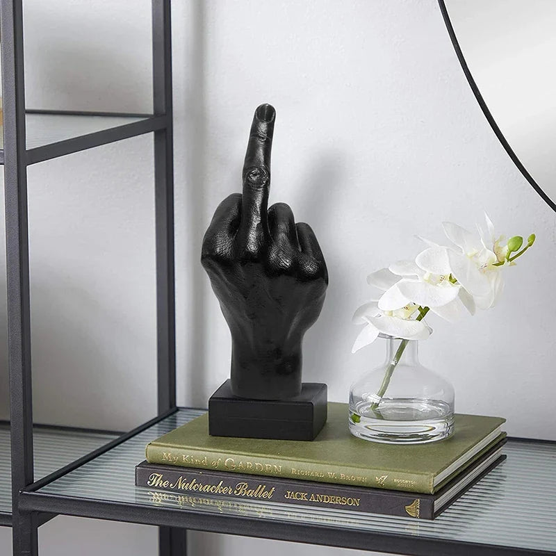 Escultura Gesto Irreverente em Resina