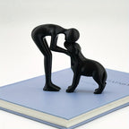 Escultura Minimalista de Amizade Humano e Cão