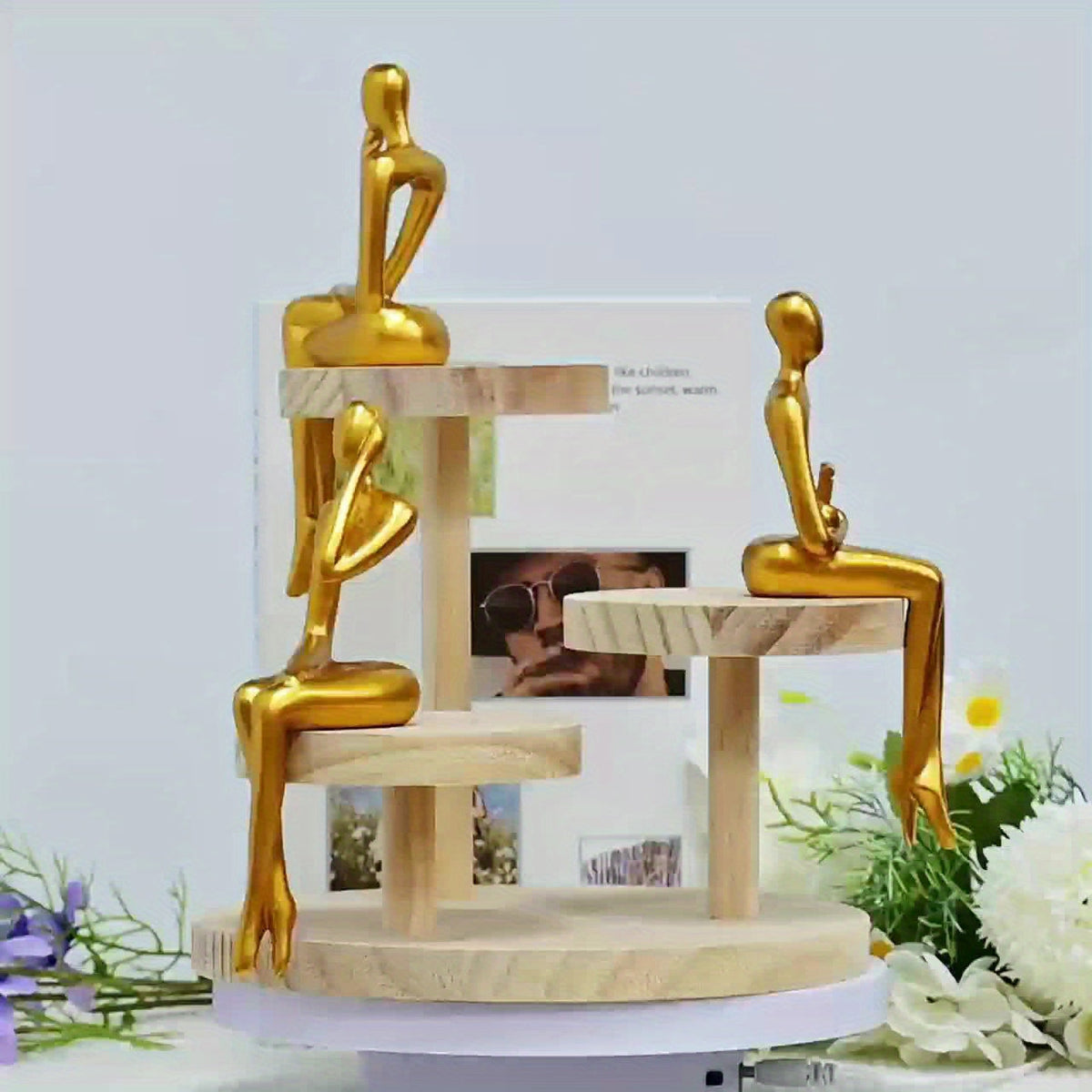 Conjunto de Estatuetas Douradas em Resina